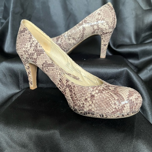NATURALIZER~SNAKE SKIN PUMPS~8.5 - Picture 12 of 13